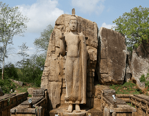 aukana statua di buddha eretto benedicendo